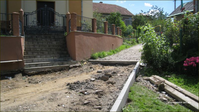 У Старому Самборі ремонтують вулицю поблизу каплички, яку освячував Андрей Шептицький