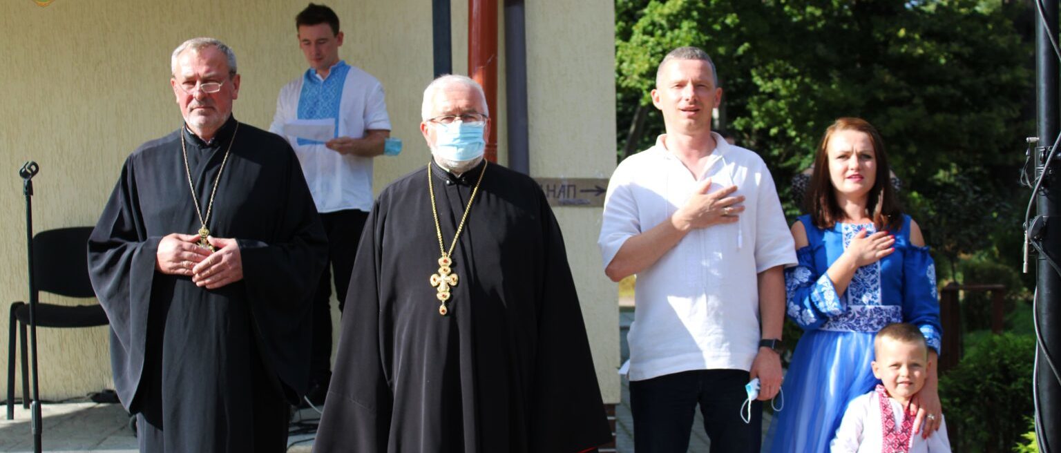 З танцями, співами та малюнками: у Брюховичах урочисто відзначили День незалежності України