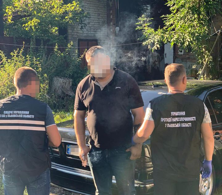 На Яворівщині чоловік організував у власній квартирі нарколабораторію