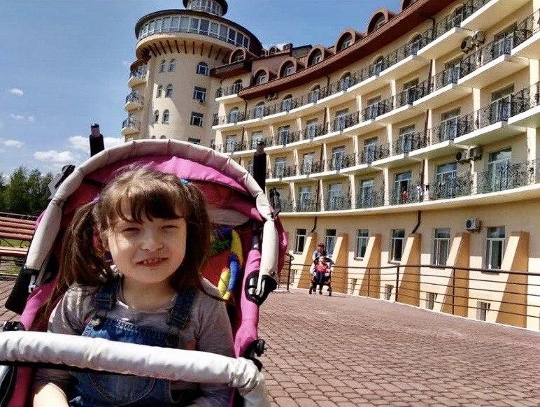 “Дочка тиждень була у комі”: 10-річна Богданка Велика зі Жовківщини мріє самостійно ходити