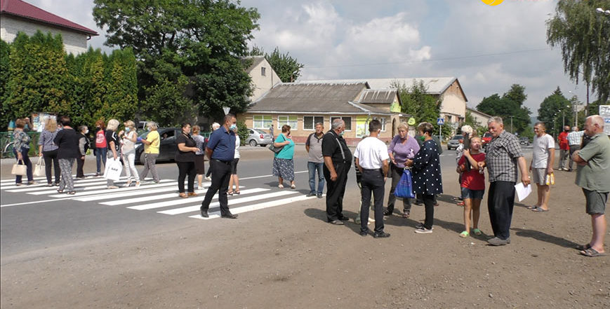“Це єдине відділення на чотири села”: на Золочівщині люди вийшли на протест через закриття банку