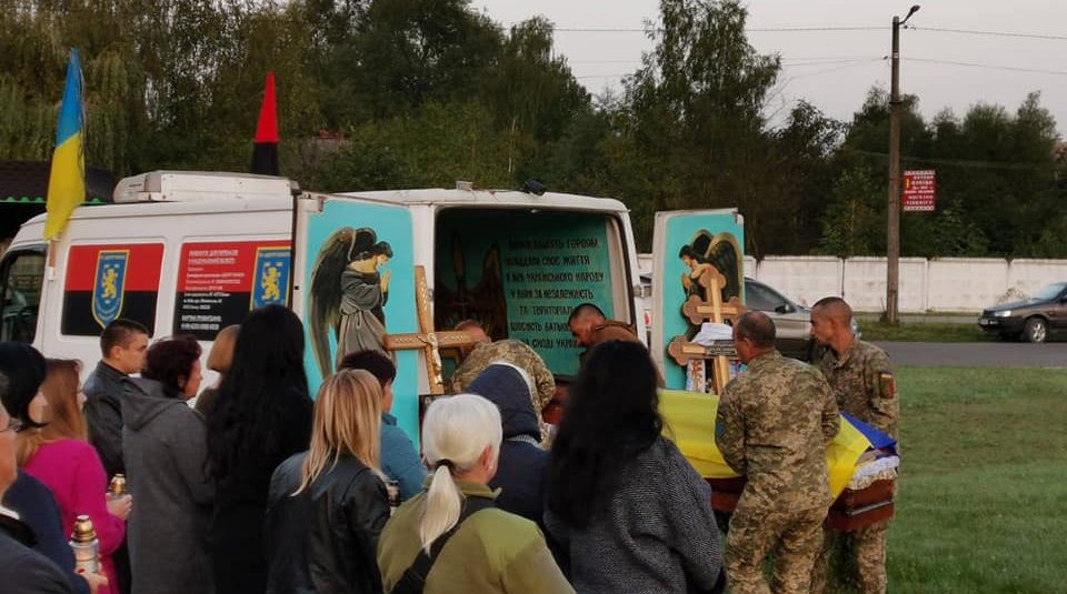 “Біда не приходить одна”: на Яворівщині попрощалися із загиблим на Донбасі Романом Червінським