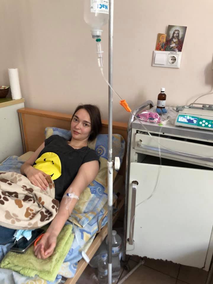 «Мені страшно, що якогось ранку не зможу підвестися на ноги»: 23-річній дрогобичанці потрібно дороге лікування
