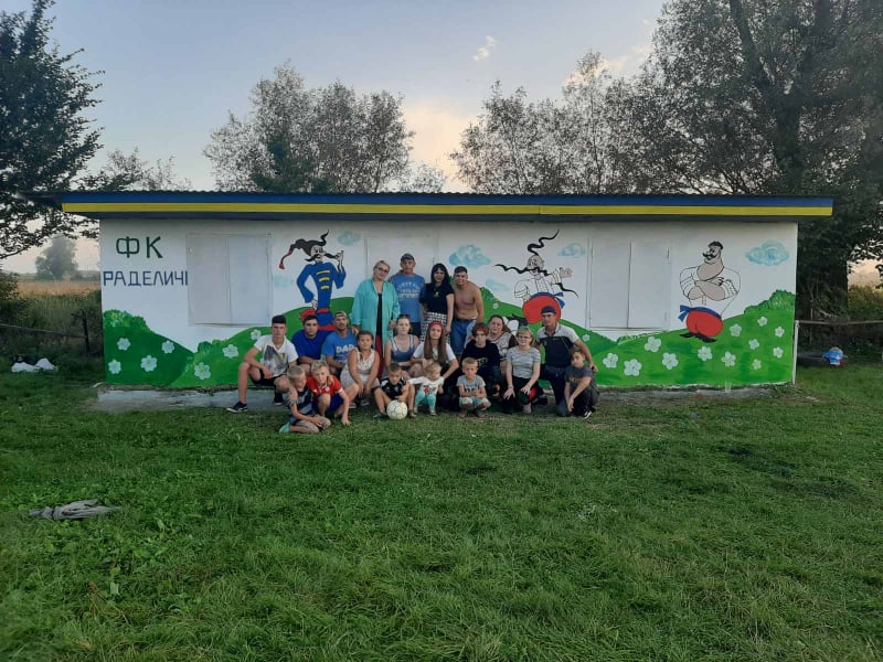 «Як козаки у футбол грали»: у Миколаївському районі креативно розмалювали роздягальню