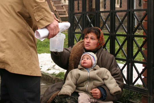 Жінка з Дрогобиччини викорстовула двох малих дітей для жебракування у Трускавці