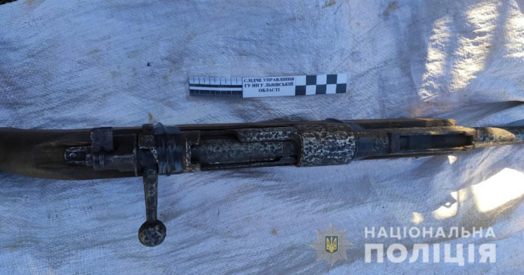Випробовував у лісі  карабін: у мешканця Буського району вилучили зброю