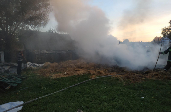 На Кам’янка-Бужчині третьокласники підпалили солому: пожежу гасили 6 рятувальників