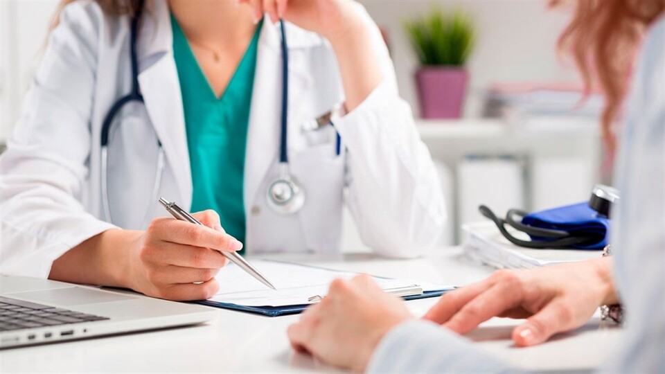 Невакцинованих медиків тепер не пускатимуть на роботу