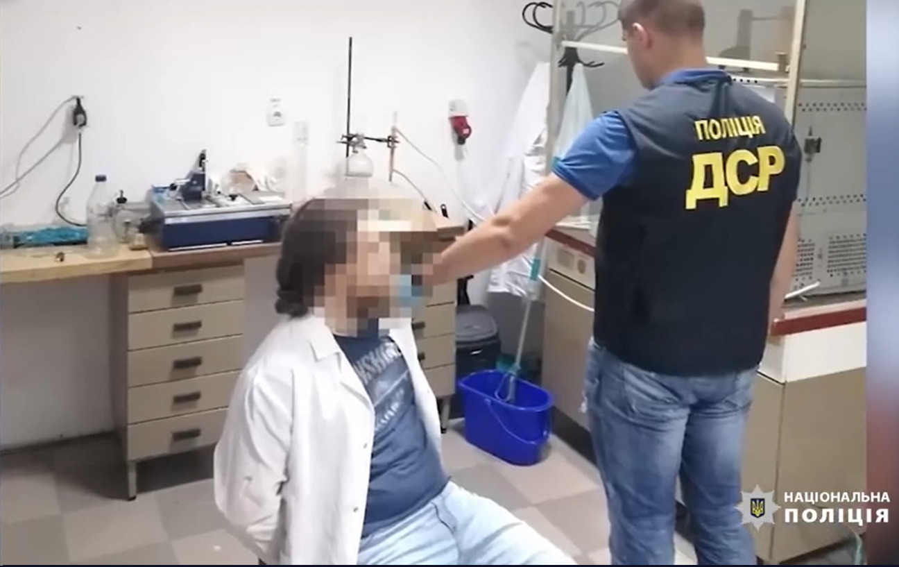 Працівника вишу, якого підозрюють у виготовленні наркотиків, відпустили під заставу