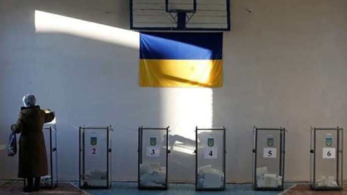 Можуть попросити тимчасово зняти маску: порядок виборів-2020