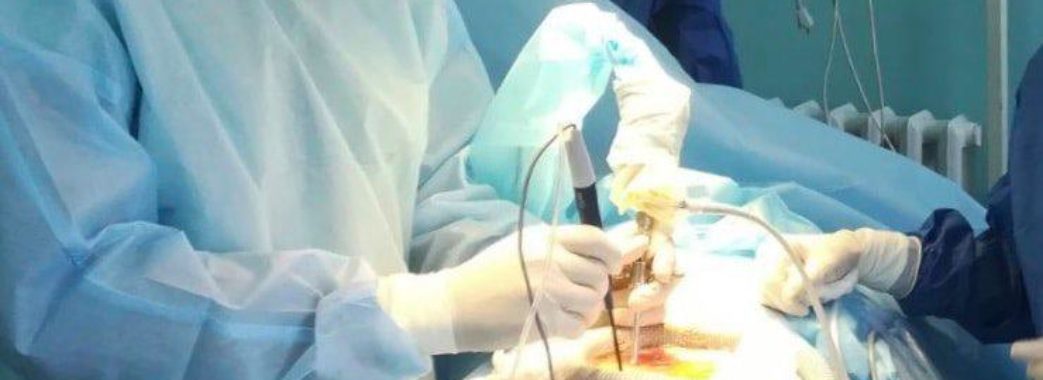«Тепер не треба їхати за кордон»: у Львові провели унікальну ендоскопічну операцію на поперековому відділі хребта