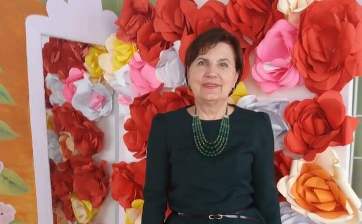 «Ми всі осиротіли без неї»: на Пустомитівщині поховали директорку дитсадка, яка померла від ускладнень Covid-19