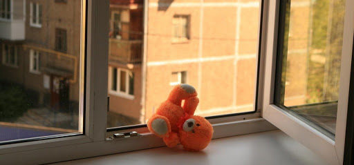 “Була вдома сама”: у Львові дев’ятирічна дівчинка випала з вікна 9-го поверху