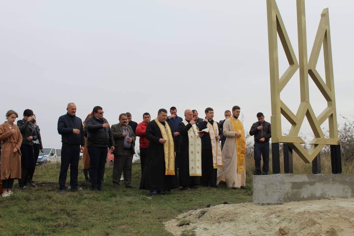 У Миколаєві освятили велетенський тризуб