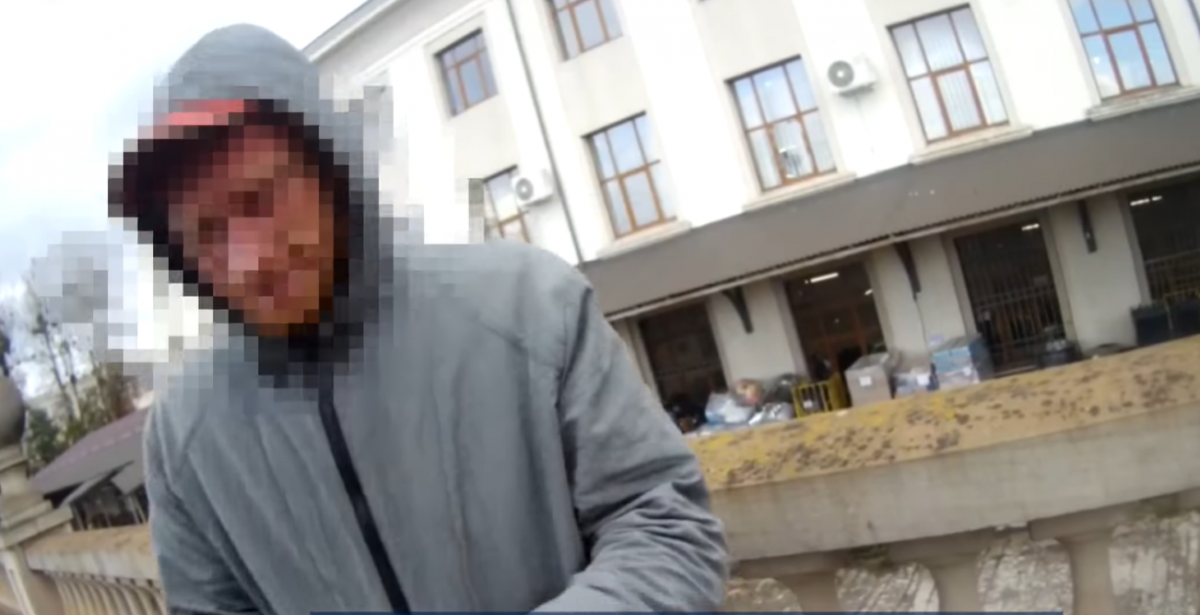Хотів стрибнути під поїзд та порізати себе ножем: львівські патрульні врятували молодика від самогубства