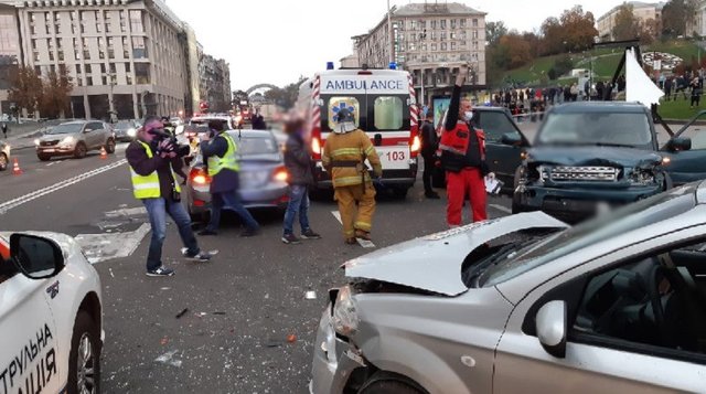 У самому центрі столиці позашляховик на величезній швидкості збив людей, є загиблі
