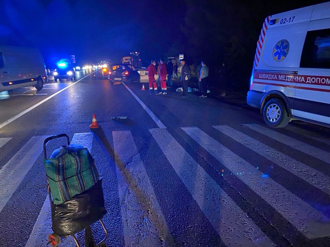 На Яворівщині водій BMW на смерть збив літню жінку (ФОТО)
