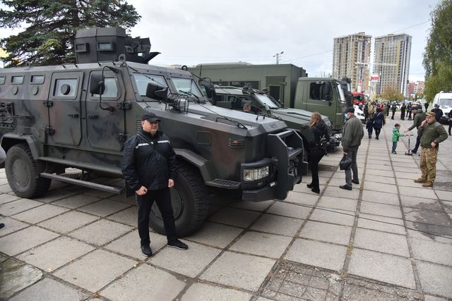 Люди можуть посидіти у військових машинах: у Львові триває виставка просто неба