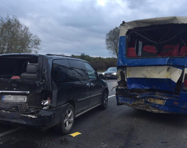 У Пустомитівському районі унаслідок ДТП травмувалось 7 людей