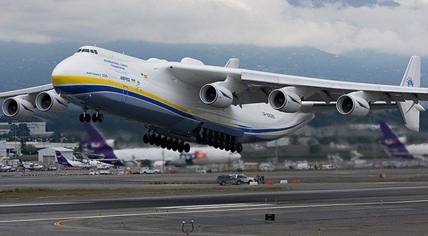 У Львові під час посадки літак виїхав за межі злітної смуги