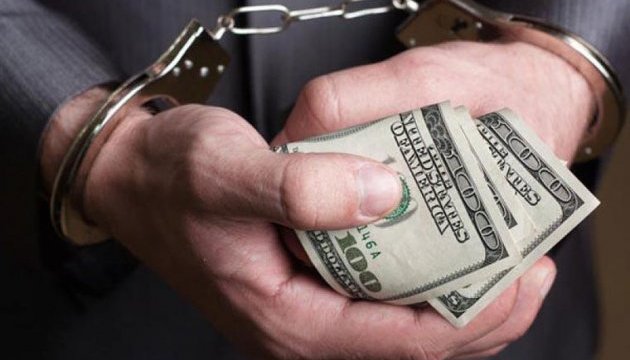 Домашній дебошир хотів відкупитися від поліції доларами