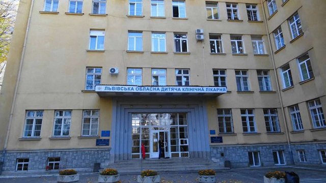 Лікарі «ОХМАДИТУ» успішно провели 6 операцій 3-річній дитині, щоб та змогла самостійно ходити