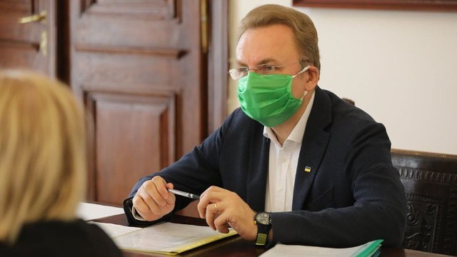 Пішов на самоізоляцію: у сім’ї Садового підтвердились тести на коронавірус