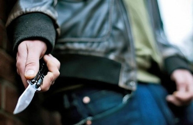 У Львові четверо грабіжників напали з ножем на перехожого