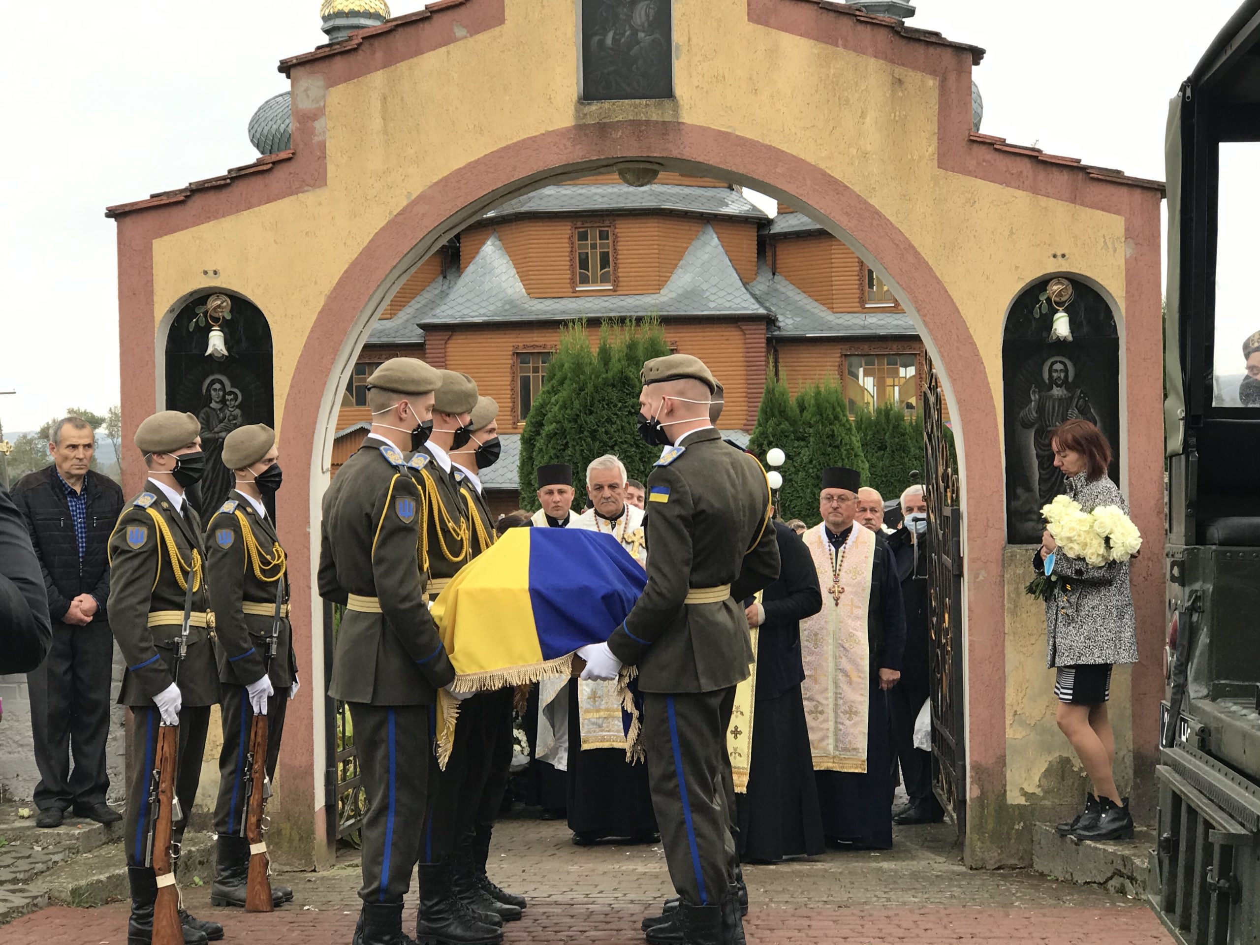 «Серце матері ніби відчувало біду»: Старосамбірщина попрощалась з курсантом Ростиславом Булієм (ФОТО, ВІДЕО)