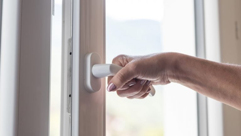 Померла на місці : у Львові літня жінка випала з вікна своєї квартири