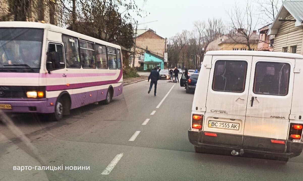 Йшла по «зебрі»: у Дрогобичі рейсовий автобус збив на смерть 13-річну школярку