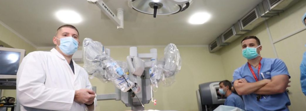 Операції без прямого контакту лікаря з пацієнтом: у львівській лікарні з’явився унікальний робот-хірург