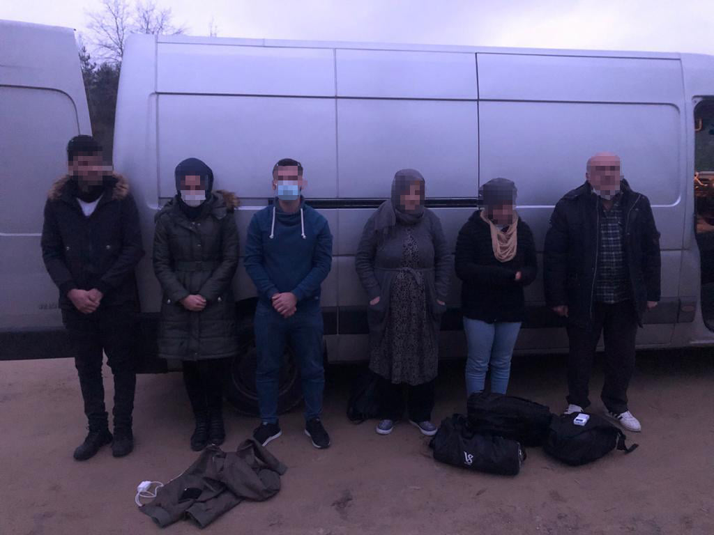 “Подорож скінчилася завчасно”: на Старосамбірщині затримали шестеро іноземців (ВІДЕО)