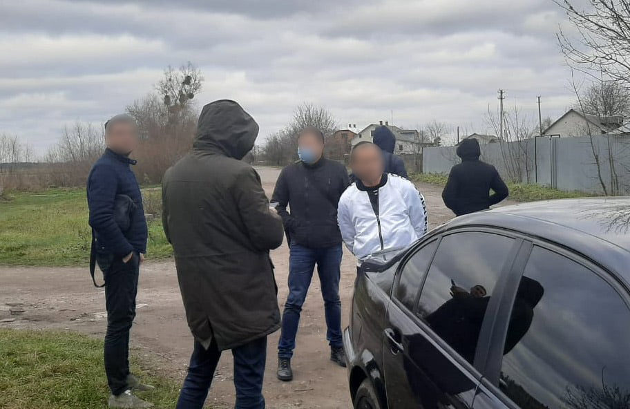 100 тисяч гривень за неіснуючий борг: на Львівщині затримали вимагача