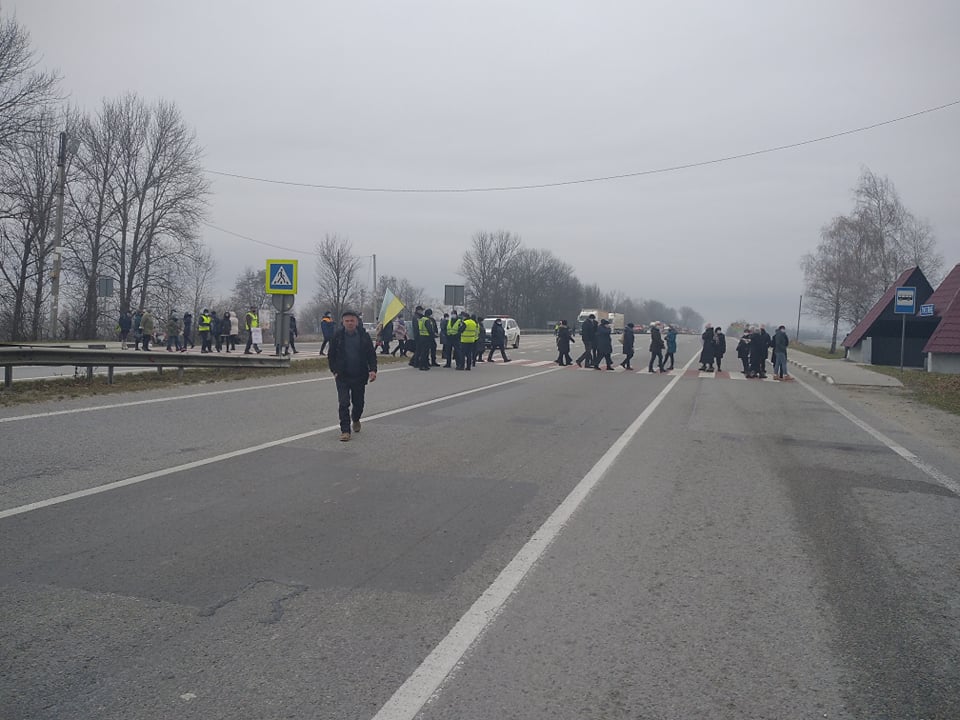 “Пацієнтів нема чим годувати”: миколаївські медики перекрили трасу Київ-Чоп (Відео)
