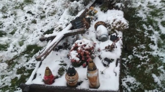 «Певно, понапивалися та хотіли розваг»: на Жовківщині невідомі розбили надгробні плити та хрести