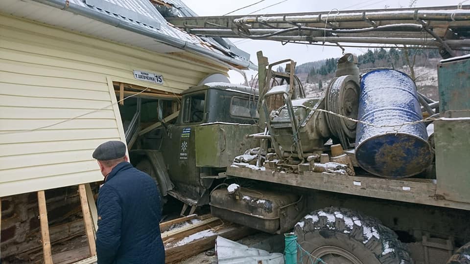 «Щастя, що люди живі зостались»: на Турківщині вантажівка в’їхала просто у приватну хату