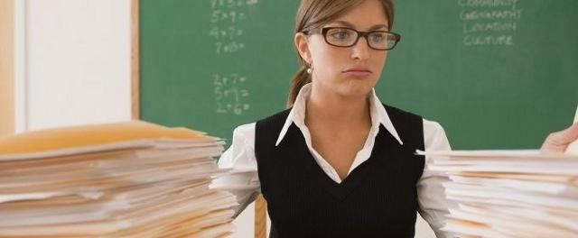 Кабмін на рік переніс підвищення зарплат вчителям