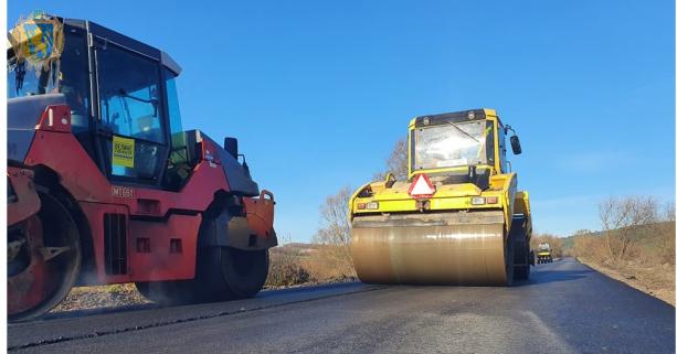Завершують ремонт автомобільної дороги, що веде до Поморянського замку