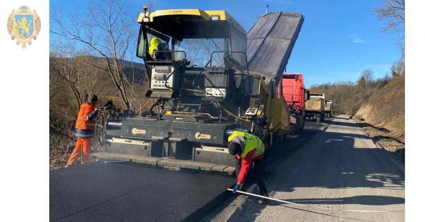 «Техніка на дорозі працює цілодобово»: на проблемній дорозі Старосамбірщини вже укладають асфальт