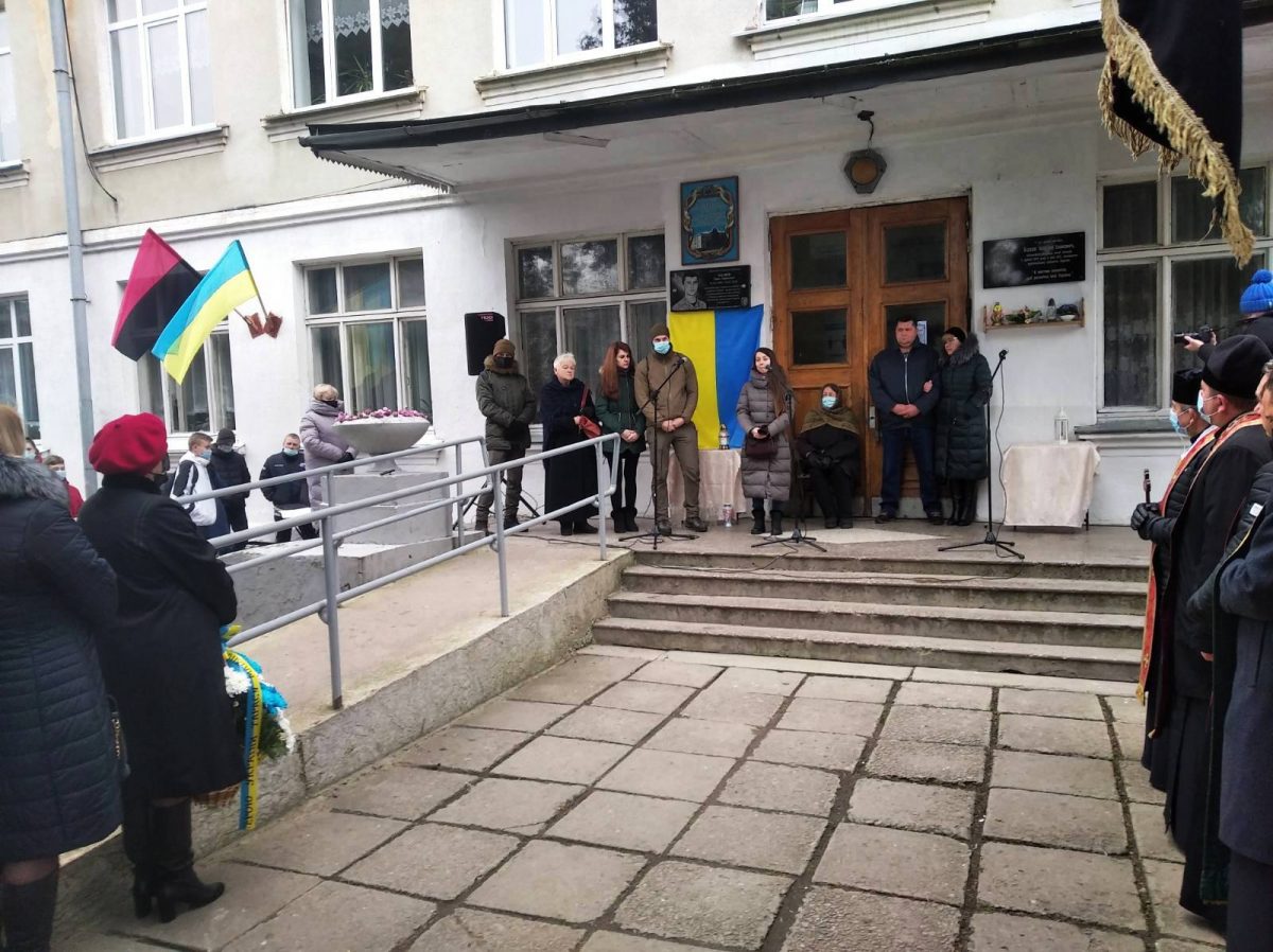 «Повернувся до рідної школи Героєм»: у Жидачеві відкрили меморіальну дошку Тарасу Матвіїву