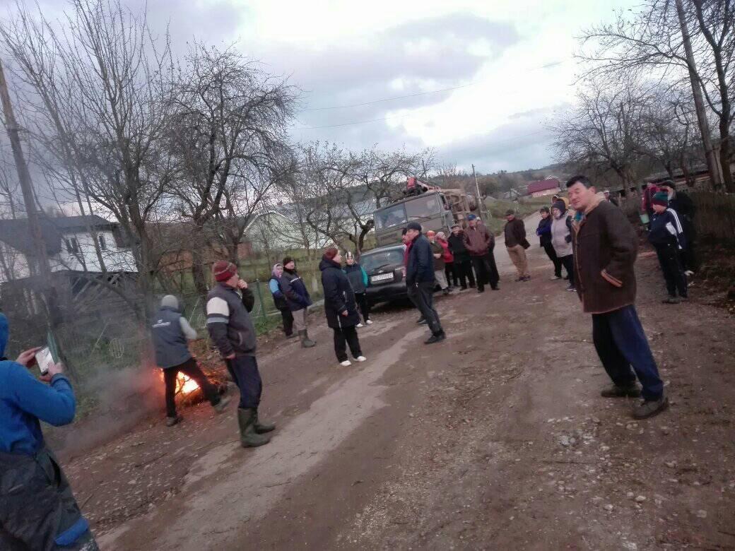 «Дорогу тільки почали робити, а її вже нищать»: на Старосамбірщині люди знову зупиняють лісовози