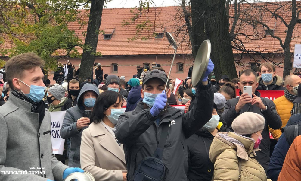 «Не залишайте дітей голодними»: близько 600 працівників ресторанної галузі вийшли на мітинг під стіни ЛОДА