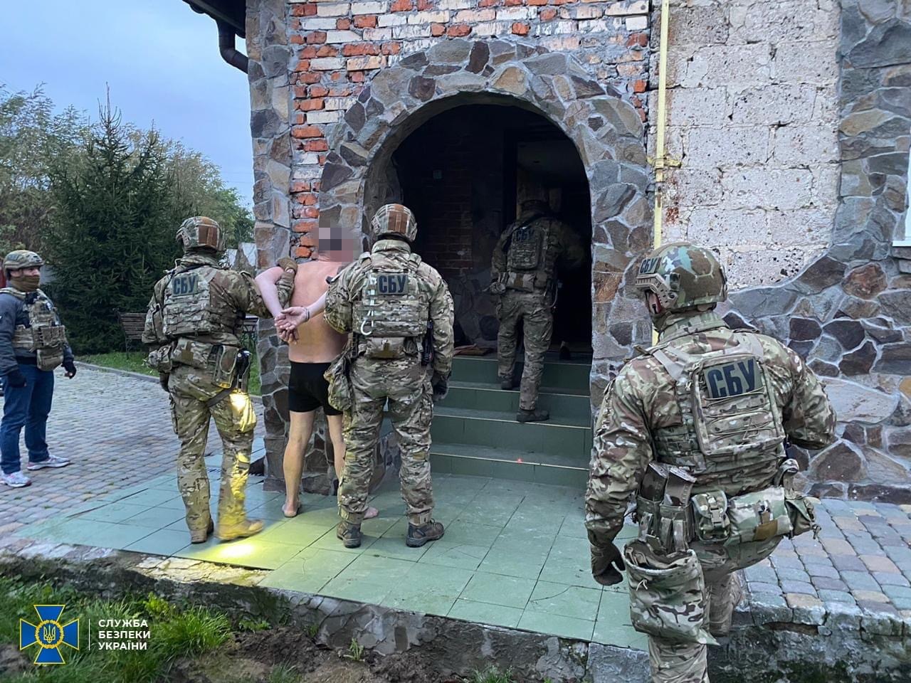 Викрали людину, вимагаючи гроші та погрожуючи вбити сім’ю: на Львівщині затримали зловмисників
