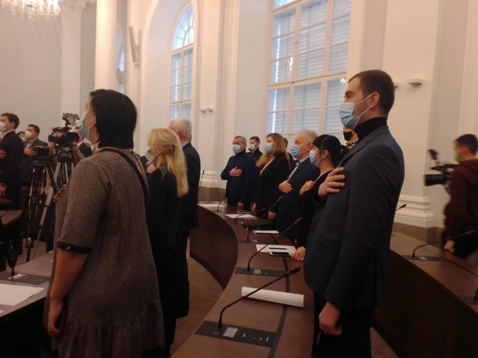 Без духовенства та навстоячки: депутати зібралися на спонтанне засідання Львівської міської ради