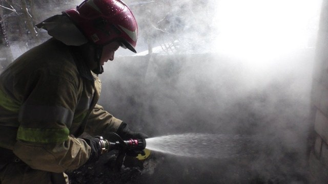 Мало не згоріли: пожежники врятували львів’ян, які спали у задимленій квартирі