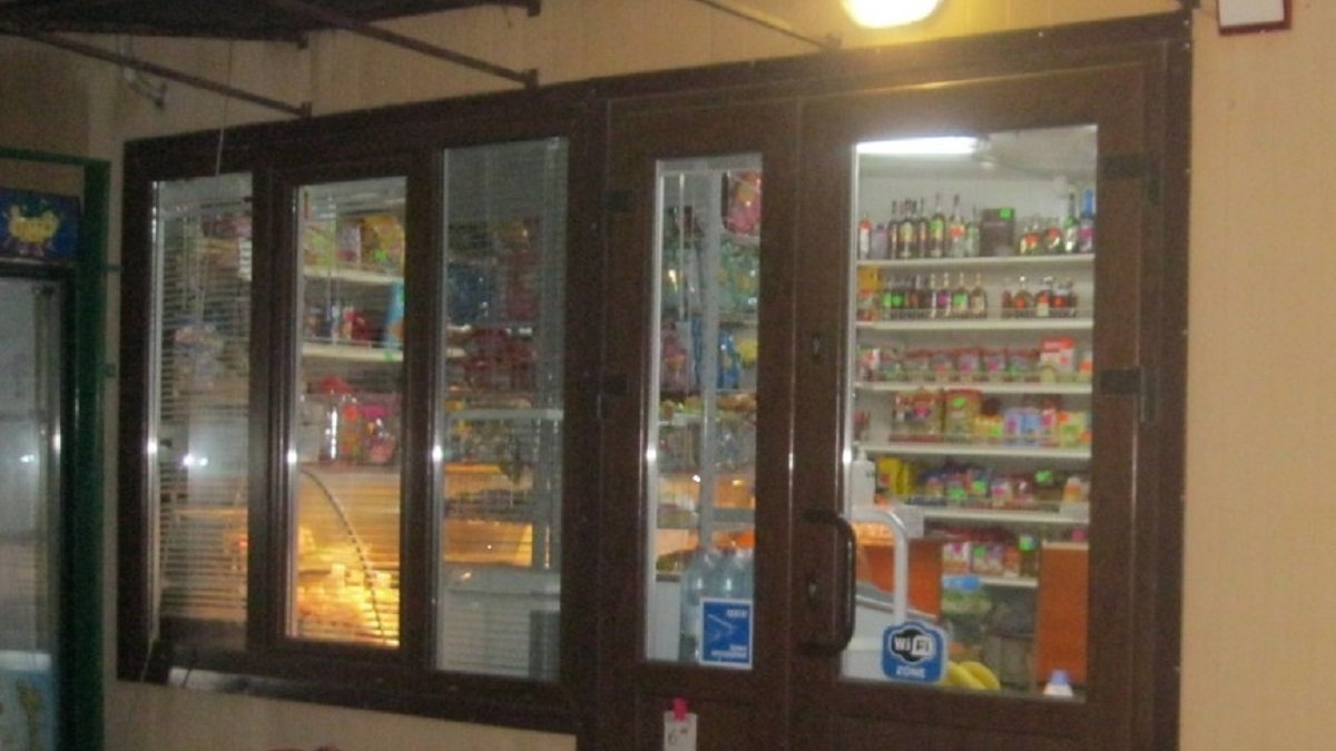 На Городоччині серед білого дня відвідувач з бойовими гранатами обікрав магазин