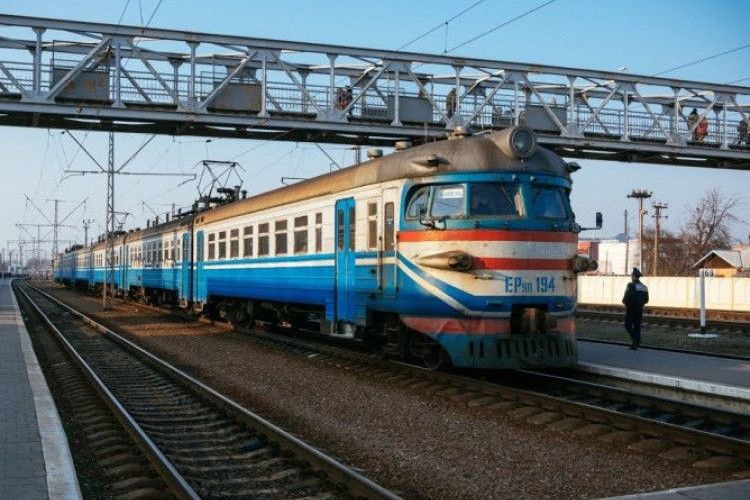В останню хвилину врятували червоноградця, який намався стрибнути з моста на колію
