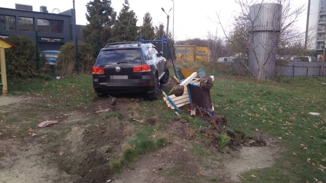 П’яний поліцейський вдень розтрощив дитячий майданчик у Львові (ВІДЕО)