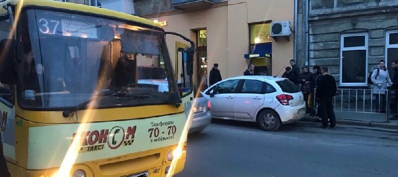Скандал у львівській маршрутці: «помічниця» водія вдарила пасажирку